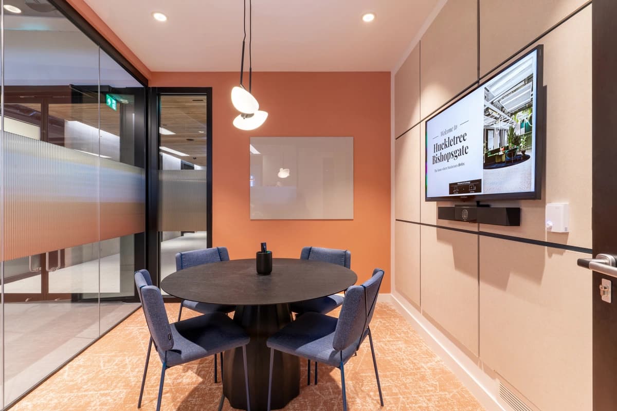 4 person meeting room