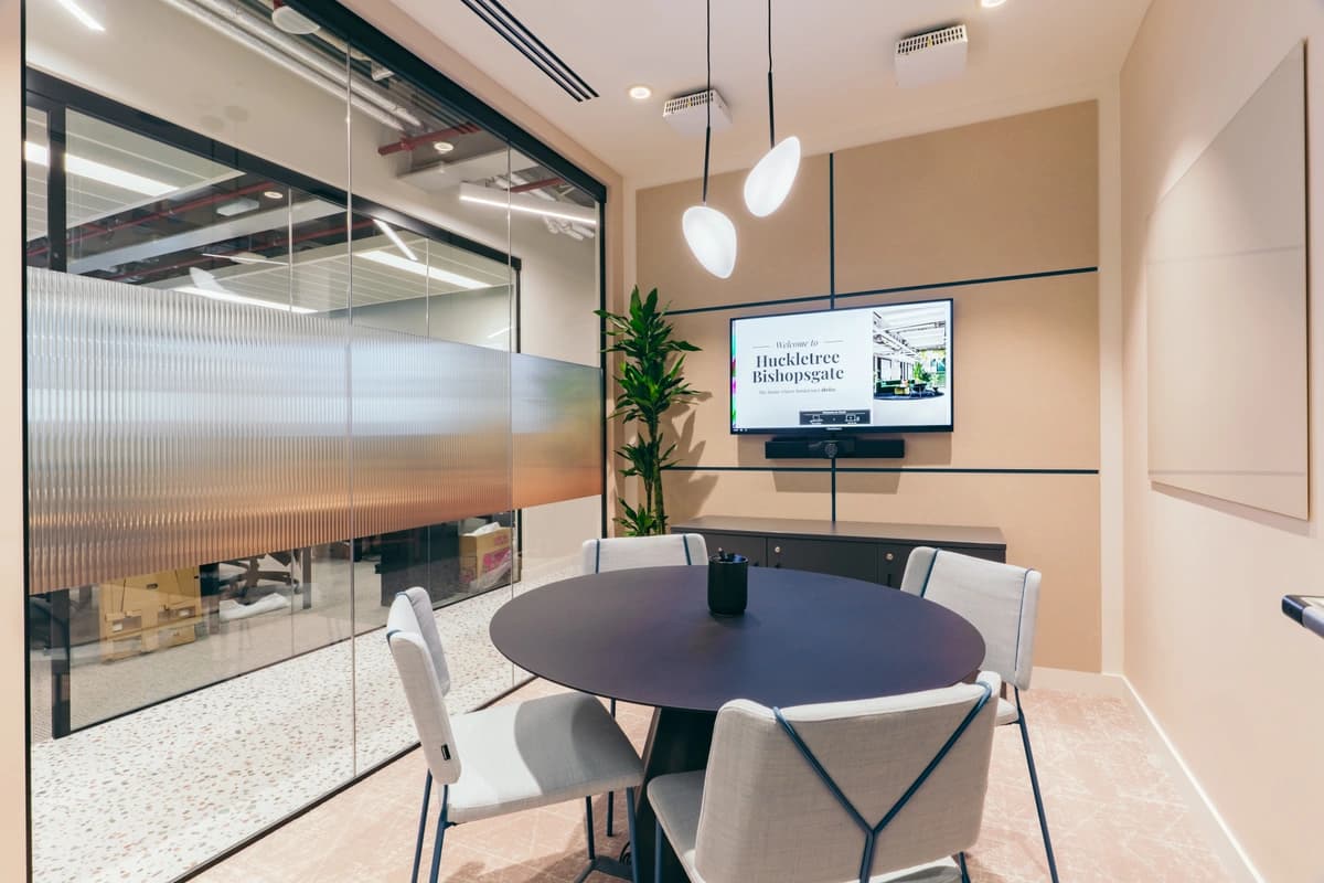 4 person meeting room